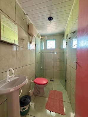 Regadera, toallas, jabón, papel de baño 