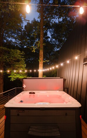 Outdoor spa tub - The Outpost by Dunlap Ridge (Perry Township)