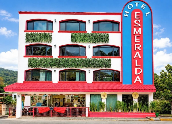 A hotel with a red and white facade, multiple windows, and a prominent sign. - HOTEL ESMERALDA EN POZA RICA VERACRUZ MX (Poza Rica)