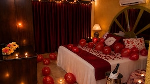 A room with a bed, red balloons, and a decorative wall. - HOTEL ESMERALDA EN POZA RICA VERACRUZ MX (POZA RICA)