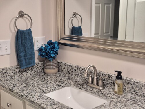 Newly Built 2-bedroom apartment in Defiance with AC, In-unit Laundry and monitor
