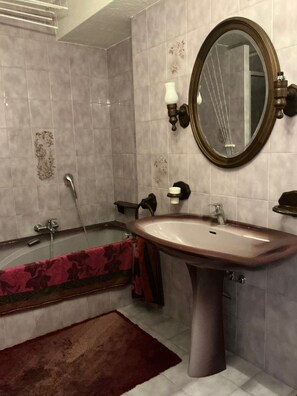 Unclassified image, 5 of 8, button - Vrbo Property (Saint-Laurent-du-Var)