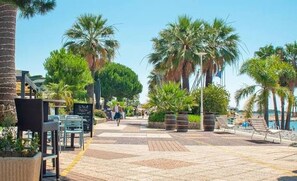 Outdoor dining - Vrbo Property (Saint-Laurent-du-Var)