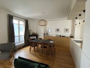 Dining - Vrbo Property (Paris)