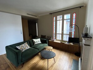 Living area - Vrbo Property (Paris)