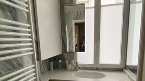 Dusche, Haartrockner, Handtücher, Seife
