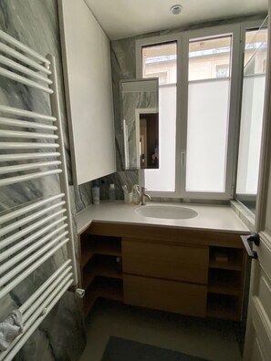 Shower, hair dryer, towels, soap - Vrbo Property (Paris)