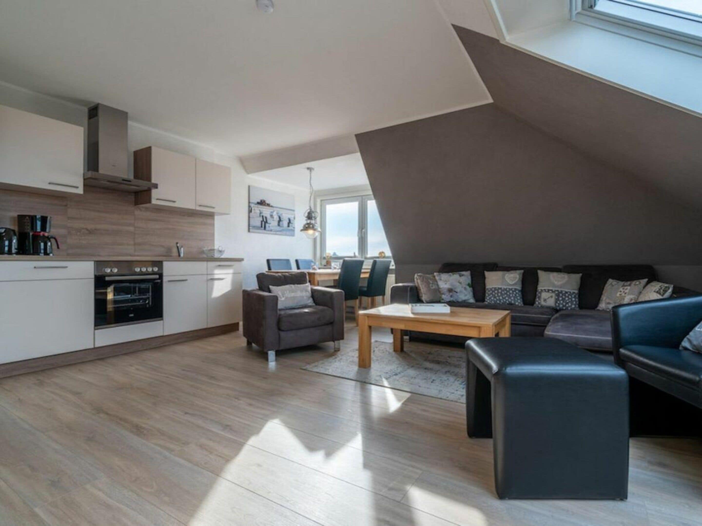 Ein modernes Apartment mit Küche, Essbereich und Wohnzimmer.