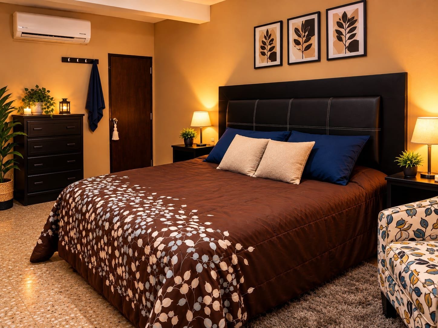 Une chambre à coucher avec un grand lit, une commode, une table de chevet avec une lampe et une chaise.