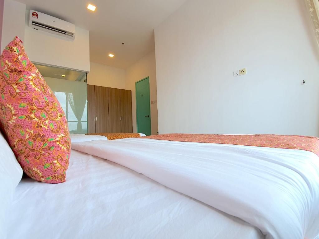 Una habitación de hotel con cama, almohada, armario y aire acondicionado.