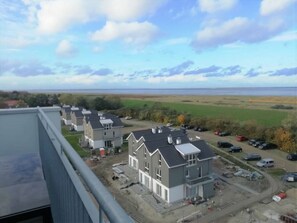 A residential area with houses and a parking lot. - 47.6.n Flashing Light (Wangerland)