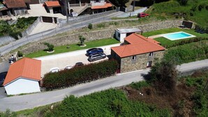 Un quartiere residenziale caratterizzato da edifici in pietra, una piscina e una strada.