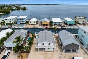 A coastal residential area with houses, a marina, and a swimming pool. - Oceanfront Marathon FL Home w/ Private Dock, Pool & Direct Ocean Access (Marathon)