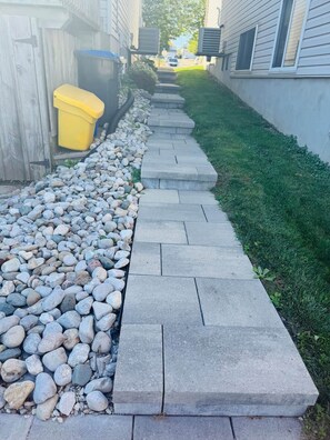 A pathway with a stone border and a grassy area beside a building. - Studio - Close to Woodstock Hospital (Woodstock)