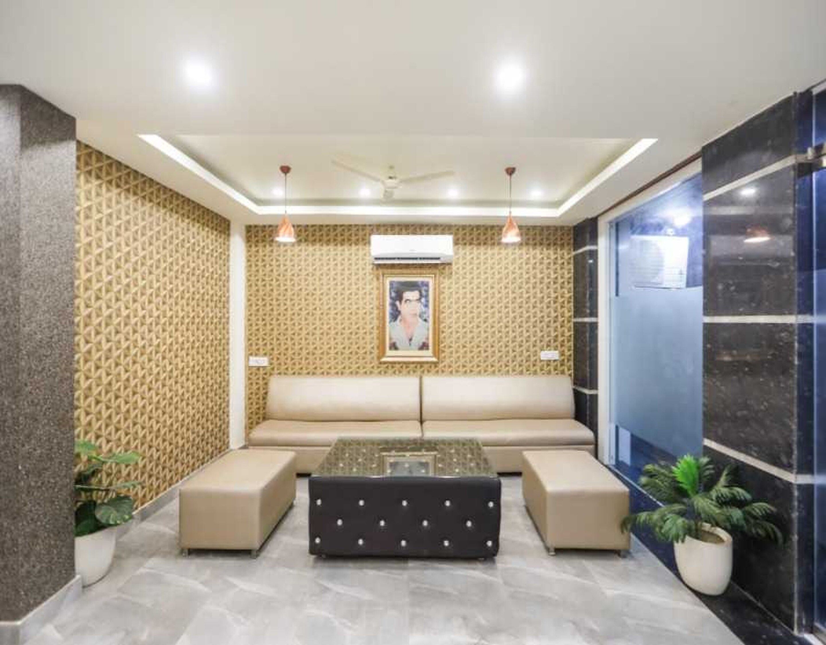 Um lobby moderno com sofá, apoio para os pés e mesa de centro.