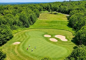 Een golfbaan met meerdere bunkers en spelers.