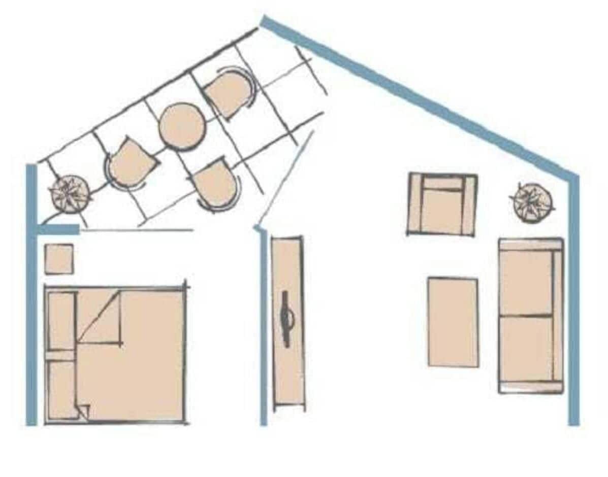 Ein Grundriss eines Hotelzimmers mit einem Bett, einem Schreibtisch, einem Stuhl, einem Kleiderschrank und einem Badezimmer.
