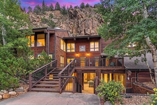 Spacious 2-bedroom loft condo in downtown Estes Park - walk to restaurants/shops