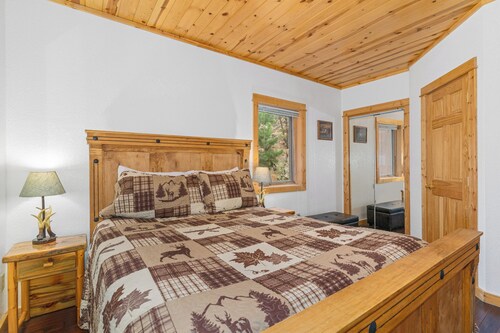 Spacious 2-bedroom loft condo in downtown Estes Park - walk to restaurants/shops