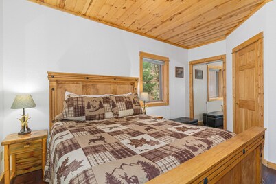 Spacious 2-bedroom loft condo in downtown Estes Park - walk to restaurants/shops
