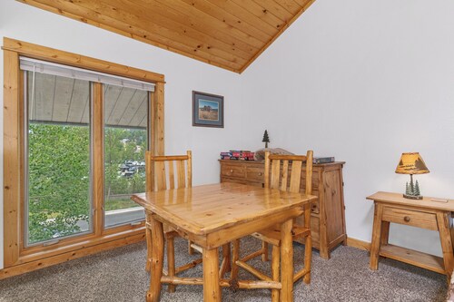 Spacious 2-bedroom loft condo in downtown Estes Park - walk to restaurants/shops