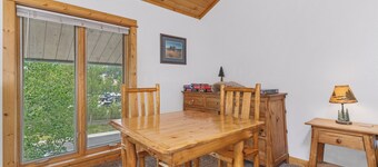 Spacious 2-bedroom loft condo in downtown Estes Park - walk to restaurants/shops