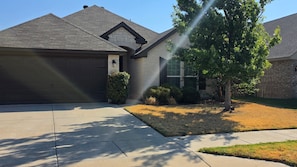 Exterior - Charming 3-bedroom house in Crowley with cool AC and space (Crowley)