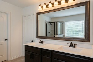 Bathroom - Charming 3-bedroom house in Crowley with cool AC and space (Crowley)