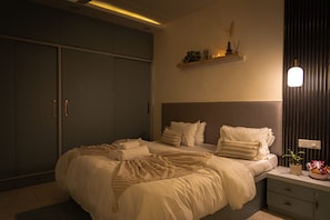Ein Schlafzimmer mit Bett, Nachttischen, einem Kleiderschrank und einem Regal mit Dekoration.
