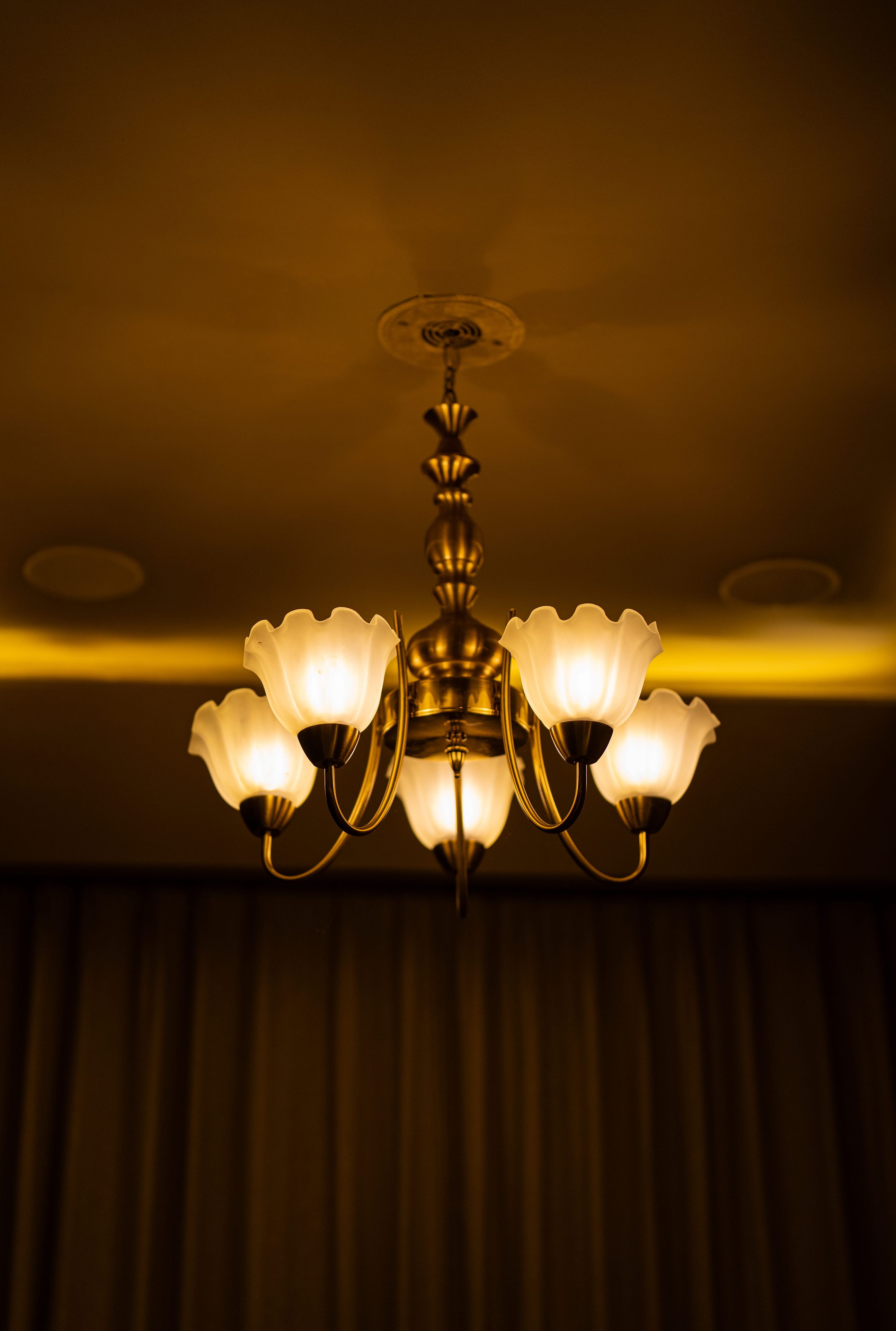 Un lustre doté de plusieurs points lumineux.