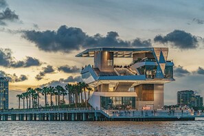 A modern multi-level waterfront building with a unique architectural design, featuring balconies and terraces. - Spacious 3-bedroom house with Mini Golf in sunny Tampa (Tampa)