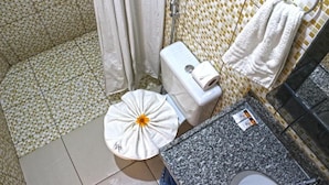 Un baño con inodoro, ducha y lavamanos.