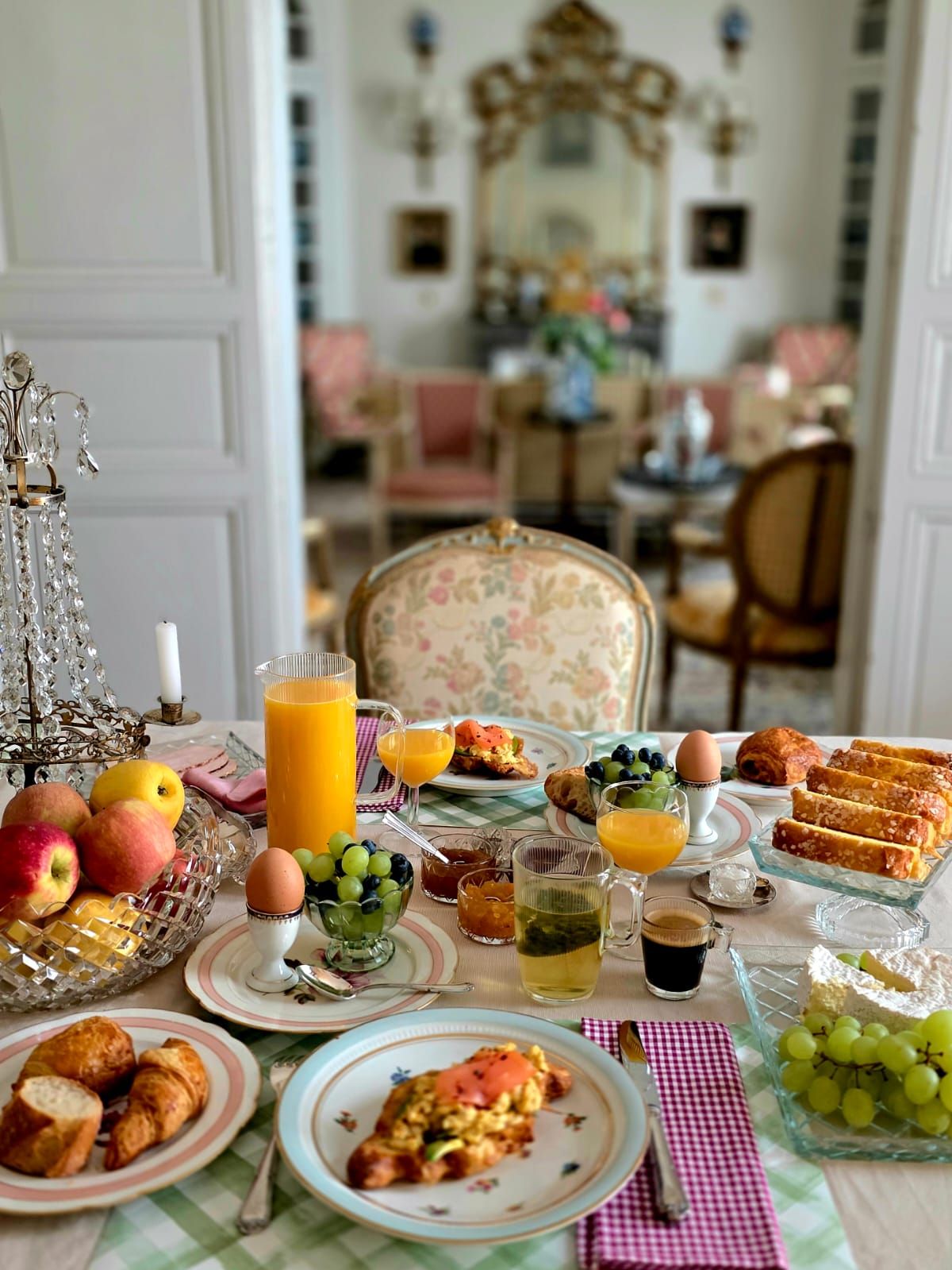 Un desayuno con gran variedad de alimentos, bebidas y una lámpara decorativa.