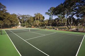 A tennis court with a net, surrounded by trees and a fence. - BLOCK Blue Ridge Village 1br (Banner Elk)