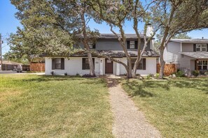 Exterior - Stylish 5BR South Austin Home for Groups (Austin)