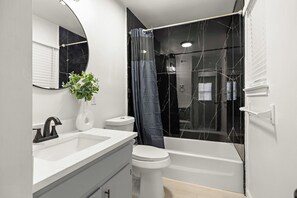 Bathroom - Stylish 5BR South Austin Home for Groups (Austin)