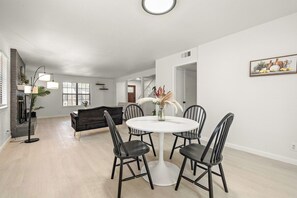 Dining - Stylish 5BR South Austin Home for Groups (Austin)