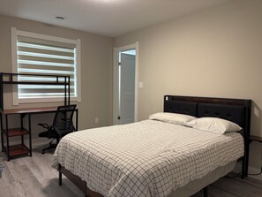 A bedroom with a bed, a desk, and a chair. - Room +Private Bath in New Windsor House (Windsor)