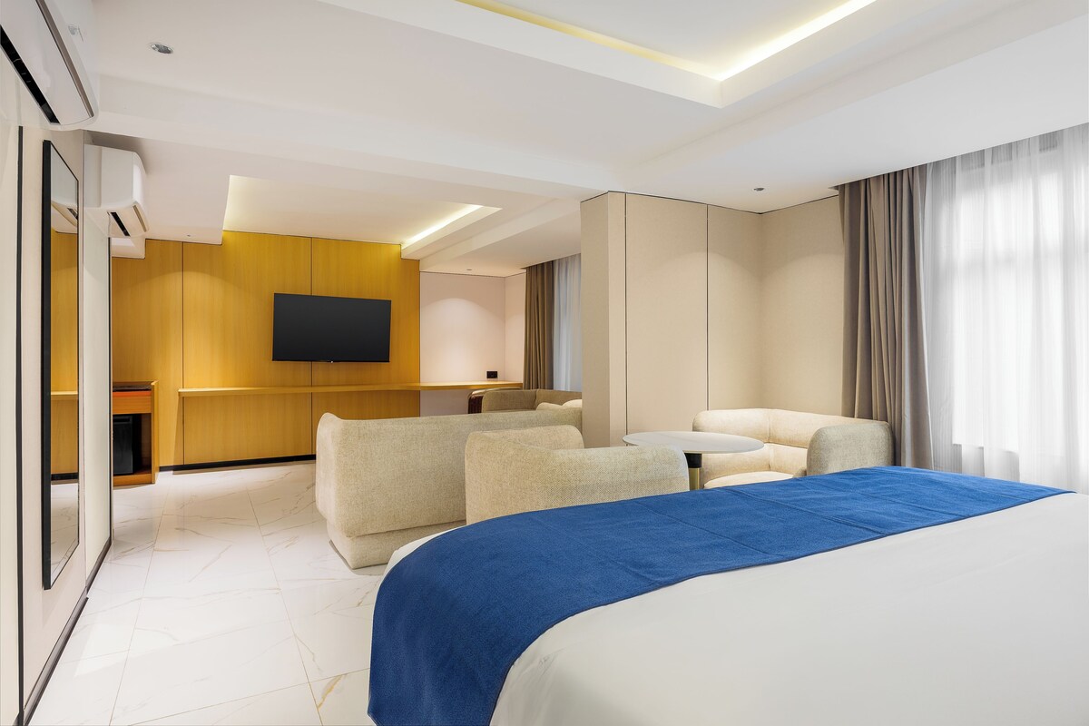 Suite ejecutiva, 1 cama de matrimonio grande, balcón, vistas a la ciudad (Living Room)