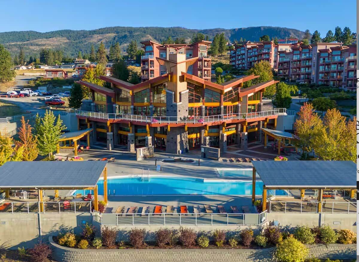 Un hôtel à plusieurs étages doté d’une piscine, d’un espace extérieur aménagé et offrant une vue sur le paysage environnant.
