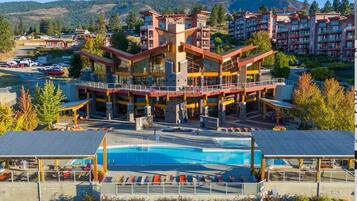 Un hôtel à plusieurs étages doté d’une piscine, d’un espace extérieur aménagé et offrant une vue sur le paysage environnant.