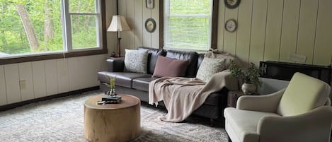 小屋, 多張床 (East Fork Acres) | 客廳