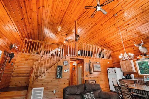 Secluded Cabin Villa With Hot Tub, Pond & Hiking