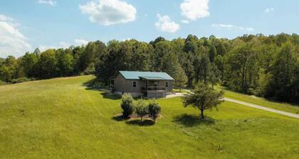 Secluded Hocking Hills Villa With Pond and Hot Tub