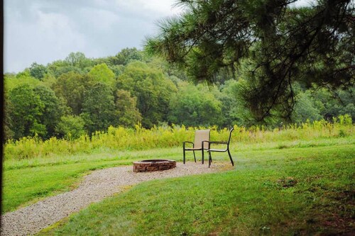 Secluded Hocking Hills Villa With Pond and Hot Tub