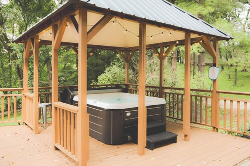 Waterfront Lake Views Villa With Hot tub in Hocking Hills