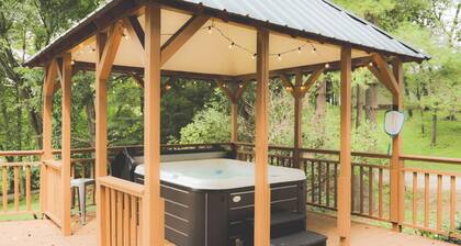 Waterfront Lake Views Villa With Hot tub in Hocking Hills