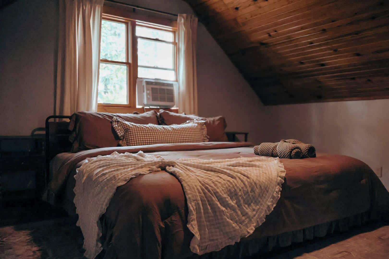 Cabin, Multiple Beds (Lakeside Hideaway) | 4 bedrooms, individually decorated, individually furnished, bed sheets