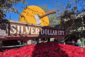 Une enseigne pour « Silver Dollar City », avec une pelle et un grand cercle jaune en arrière-plan.