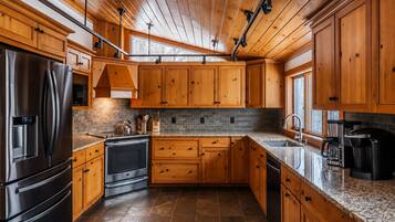 Une cuisine moderne avec des meubles en bois, des appareils en acier inoxydable et un plan de travail en granit.